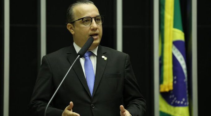 Valadares Filho comunica que vai deixar o PSB e anuncia discordância