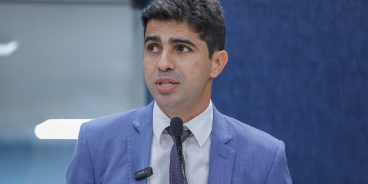 Vereador Pastor Diego comemora aprovação de PL que reconhece o transporte alternativo