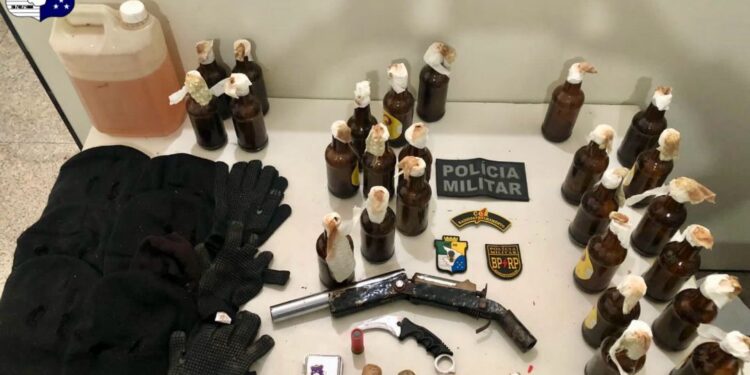 Polícia Militar intercepta tentativa de ação criminosa com apreensão de 25 coquetéis molotovs em São Cristóvão
