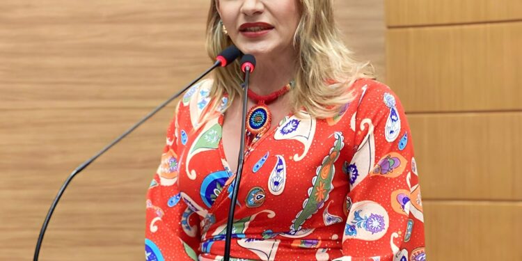 Linda Brasil alerta para o aumento de casos de dengue e cobra atenção às pessoas ostomizadas em Sergipe