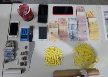 Operação prende três homens por tráfico de drogas em desdobramento de investigação sobre roubo em loja de rede de supermercado