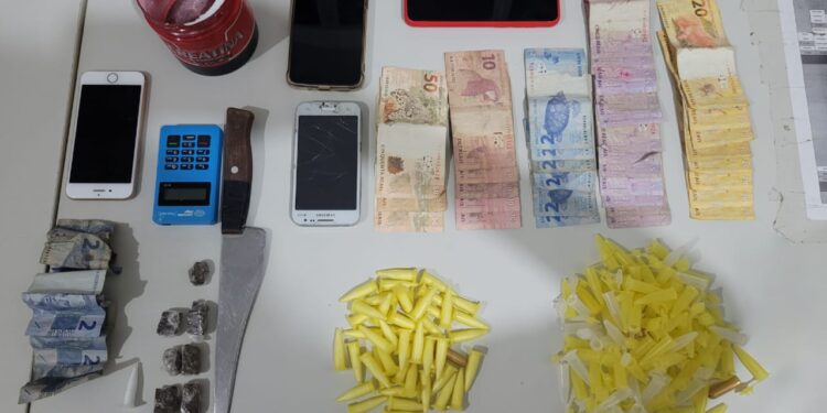 Operação prende três homens por tráfico de drogas em desdobramento de investigação sobre roubo em loja de rede de supermercado