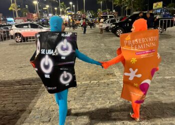 Blitz da Prevenção distribui preservativos na região da orla de Aracaju