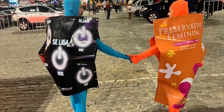 Blitz da Prevenção distribui preservativos na região da orla de Aracaju