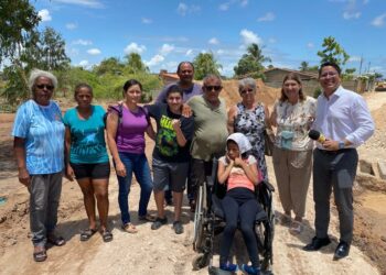 Ricardo Marques comemora obra de pavimentação na rua do Ciras: “cobramos muito”