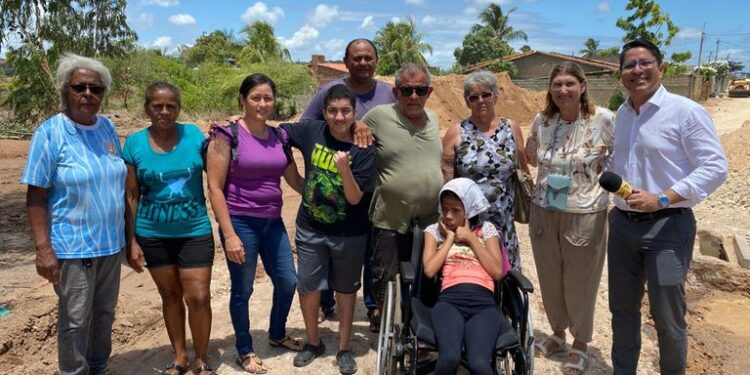 Ricardo Marques comemora obra de pavimentação na rua do Ciras: “cobramos muito”