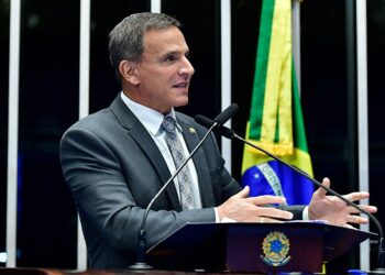Senador apresenta PEC para anistiar presos do 8 de janeiro, podendo beneficiar Bolsonaro