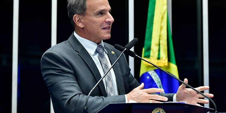Senador apresenta PEC para anistiar presos do 8 de janeiro, podendo beneficiar Bolsonaro