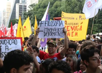 Votação do relatório do Novo Ensino Médio é adiada para 2024