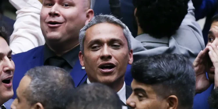 Deputado é condenado a pagar R$ 80 mil por assédio eleitoral