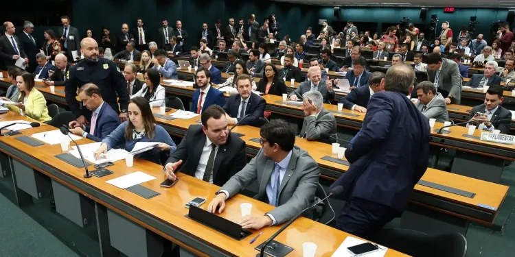 Comissão do Congresso aprova relatório do orçamento de 2024