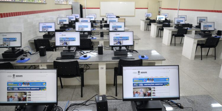 Governo realiza implementação, revisão e reestruturação em laboratórios de Tecnologia da Informação de escolas da rede estadual