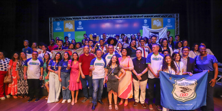 Mais de 300 alunos e 70 professores da rede estadual são premiados por desempenhos exitosos na educação