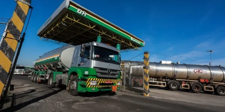 Petrobras anuncia redução de R$ 0,30 no preço do diesel