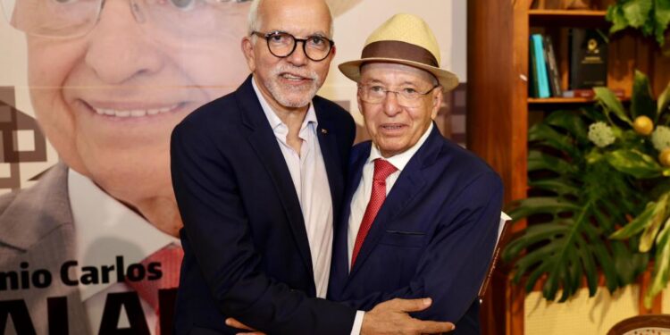 Prefeito Edvaldo acompanha lançamento de livro sobre trajetória pessoal e política de Valadares