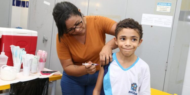 Com ação estratégica, Prefeitura aplica mais de 39 mil doses de vacinas nas escolas da capital