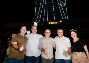 Prefeito acompanha acendimento das luzes da decoração natalina do edifício “Maria Feliciana”