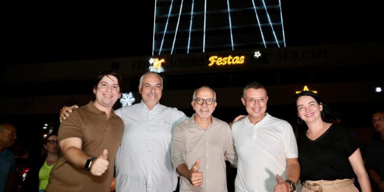 Prefeito acompanha acendimento das luzes da decoração natalina do edifício “Maria Feliciana”
