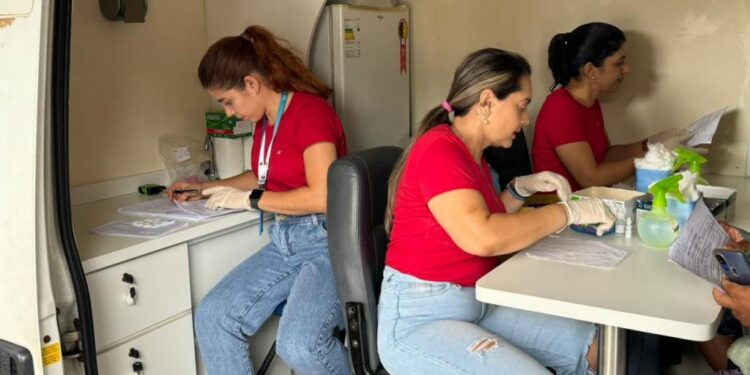 Saúde de Aracaju mobiliza população a realizar testes rápidos para HIV na praça General Valadão