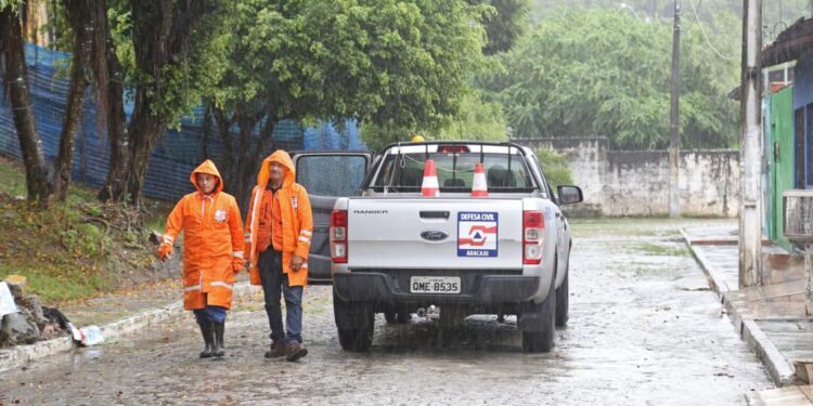 Prefeitura de Aracaju mantém equipes da Defesa Civil em atenção para atender eventuais ocorrências