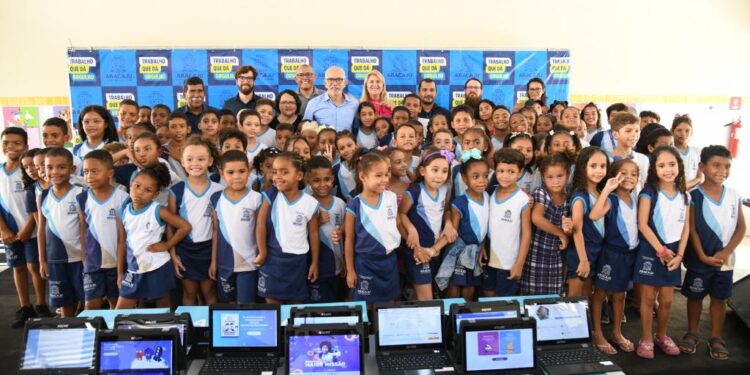 Prefeito Edvaldo inicia entrega de notebooks do programa de inclusão digital para alunos da rede