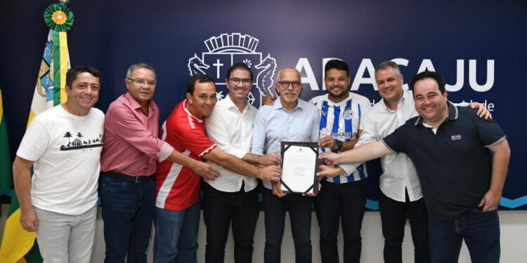 Prefeitura repassa R$410 mil em emendas parlamentares a clubes de futebol de Aracaju