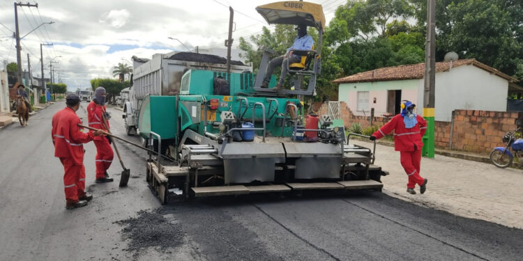 Pavimentações asfáltica e granítica realizadas pelo Governo do Estado beneficiam 35 municípios