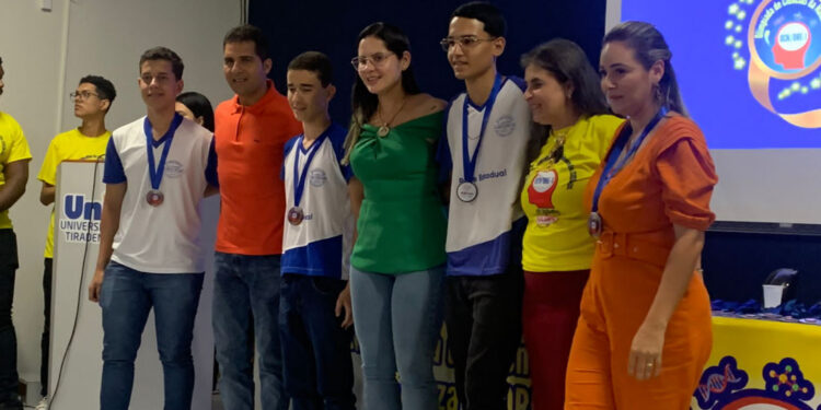 Alunos são premiados durante encerramento da 2ª Olimpíada de Ciências da Natureza da DRE 1