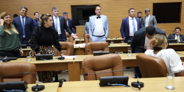 Deputados votam últimos projetos do ano na quinta-feira (21)