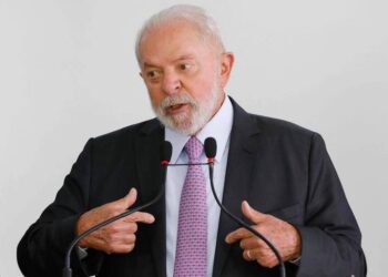 Bolsa para estudantes do Ensino Médio será de R$ 200 por mês, afirma Lula