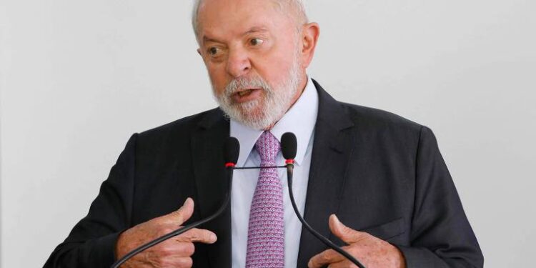 Bolsa para estudantes do Ensino Médio será de R$ 200 por mês, afirma Lula