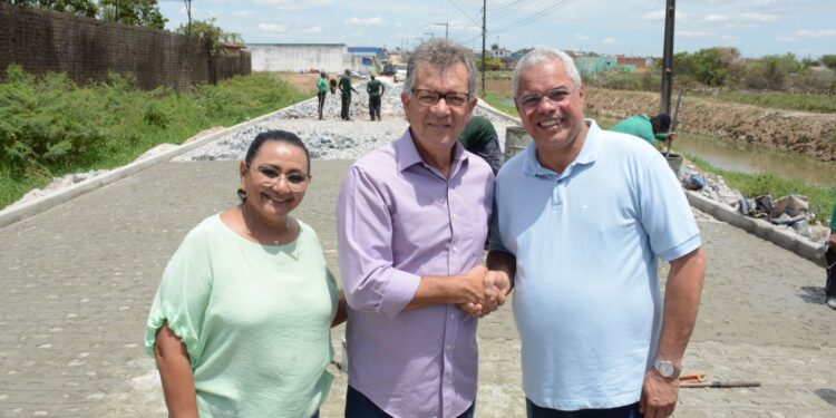 Laércio Oliveira visita obra em Nossa Senhora do Socorro executada com emenda de sua autoria