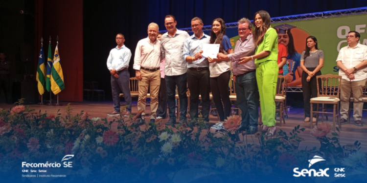 Alunos da rede pública lotam Teatro Tobias Barreto para receber certificação do Senac