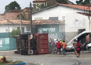 Caminhão tomba e três pessoas ficam feridas em Riachão do Dantas
