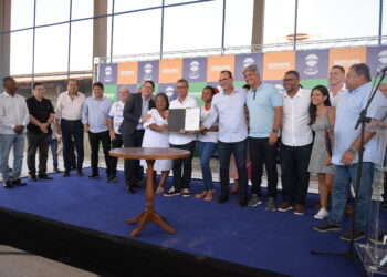 Governador assina ordens de serviços para mais obras da Educação em Aracaju