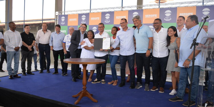 Governador assina ordens de serviços para mais obras da Educação em Aracaju