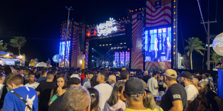 Dilsinho e Hungria levam público ao delírio na primeira noite do Verão Sergipe na Caueira