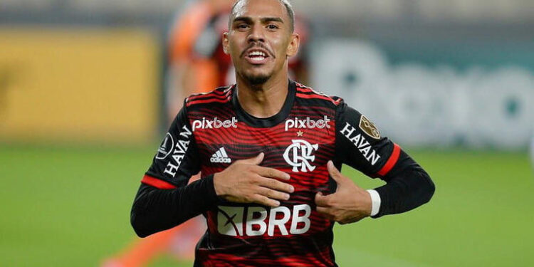 Saiba por que o Corinthians desistiu de contratar Matheuzinho, do Flamengo