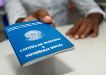 Desemprego cai a 7,4% no trimestre terminado em dezembro, diz IBGE