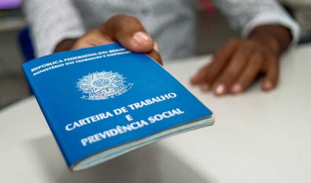 Desemprego cai a 7,4% no trimestre terminado em dezembro, diz IBGE