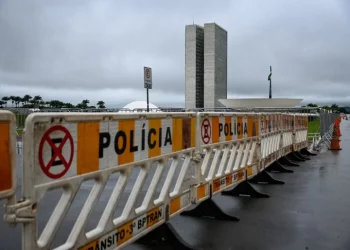 Esplanada dos Ministérios é parcialmente bloqueada para eventos alusivos ao 8 de Janeiro, que ocorrem nesta tarde