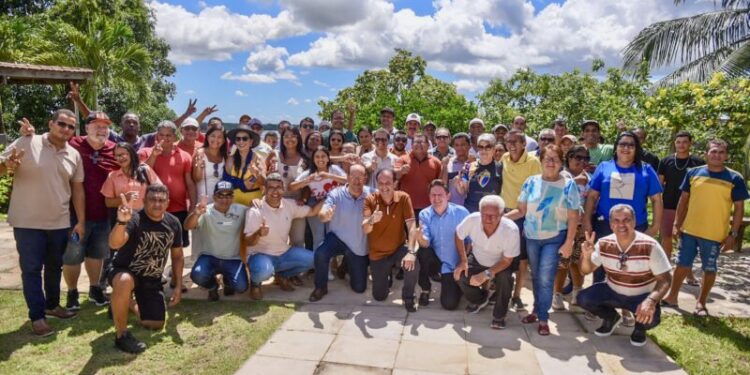 André Moura prestigia assinatura da ponte que liga Neópolis a Penedo e reúne lideranças