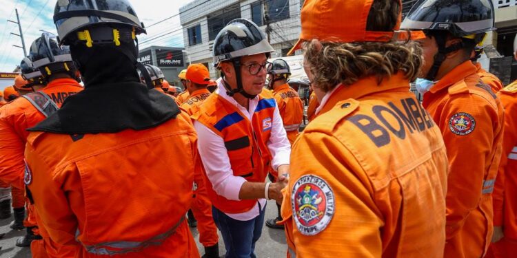 Governador do Estado presta apoio às famílias e vítimas do desabamento de edifício residencial em Aracaju