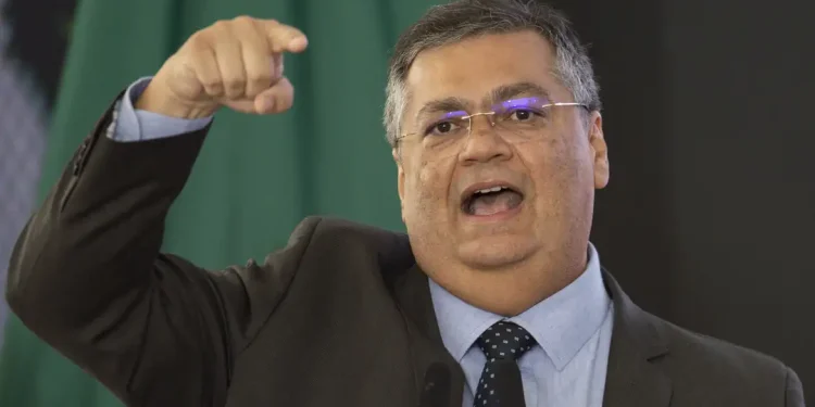 Dino ressalta recuo em crimes letais em 2023 no último dia no MJ