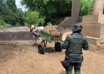 Polícia Militar flagra extração ilegal de areia no município de Divina Pastora