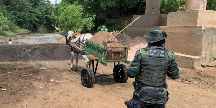 Polícia Militar flagra extração ilegal de areia no município de Divina Pastora