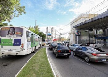 Mais de 1.200 multas de trânsito foram aplicadas só nos dois primeiros meses de funcionamento dos corredores de ônibus