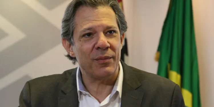 Revisão da tabela de isenção do Imposto de Renda deve sair até o fim deste mês, afirma ministro da Fazenda