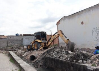Prefeitura de Itabaiana realiza fechamento de canal de esgoto a céu aberto no Conjunto Gilton Garcia