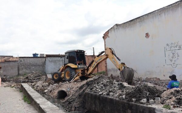 Prefeitura de Itabaiana realiza fechamento de canal de esgoto a céu aberto no Conjunto Gilton Garcia